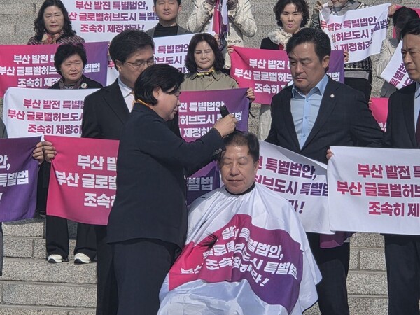 박형준 부산시장이 23일 오전 글로벌허브도시특별법 통과를 촉구하며 삭발을 감행하고 있다. /박형준 시장 페북