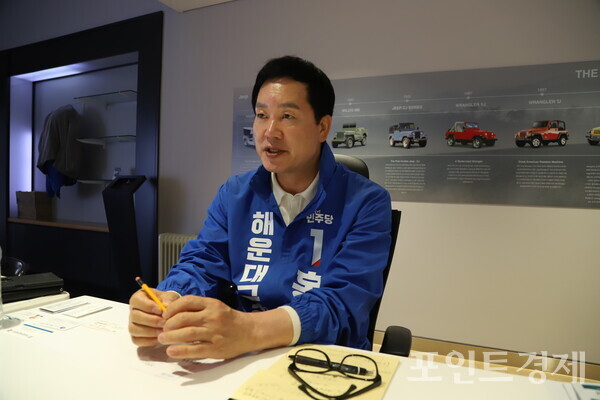 더불어민주당 홍순헌 부산 해운대구청장 후보가 지난 21일 그의 선거사무소에서 진행된 본지와의 인터뷰를 통해 재선 도전 배경과 해운대 미래 발전 로드맵을 밝히고 있다. (사진=윤선영) ⓒ포인트경제