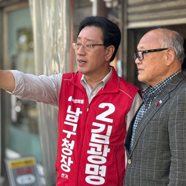 오는 6.3 지방선거에 출마한 국민의힘 김광명 부산 남구청장 후보가 선거운동 현장에서 만난 주민과 대화를 나누고 있다. /김광명 페북