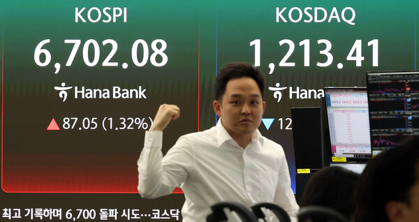 28일 서울 중구 하나은행 딜링룸 /사진=뉴시스