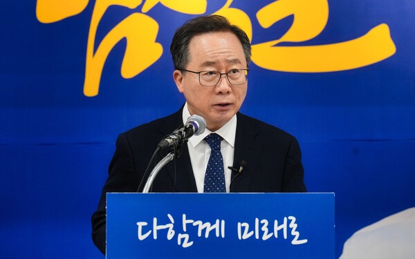 김석준 부산교육감 예비후보가 28일 오전 11시 선거사무소에서 5대 핵심 공약 중 첫 번째 주제인 ‘AI 시대를 이끌어가는 인간중심 미래교육’의 세부 내용을 공개하고 있다. /김석준 캠프