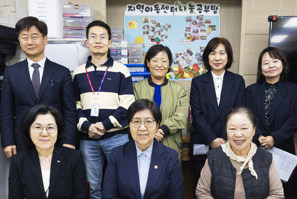 지난 27일 서울 마포구 소재 야간 연장돌봄 센터를 방문한 관계자들이 기념 촬영을 하고 있다. 정은경 보건복지부 장관(첫 번째줄 왼쪽에서 두 번째), 이상진 보건복지부 인구아동정책관(두 번째줄 왼쪽에서 첫 번째)과 김경남 KB금융지주 ESG본부장(전무)(첫 번째줄 왼쪽에서 첫 번째)/KB금융그룹 제공