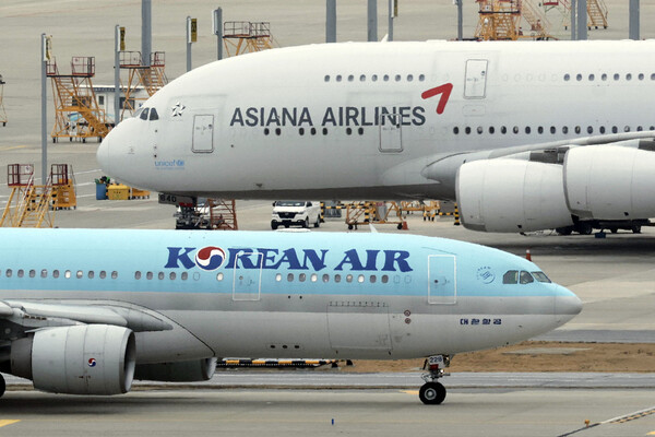 인천국제공항 전망대에서 바라본 공항 계류장 내 대한항공과 아시아나항공 모습. /사진=뉴시스
