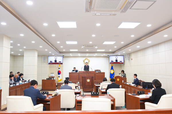 영덕군의회가 제322회 임시회를 열고 '2026년도 제1회 추가경정예산안'을 최종 심의·의결 했다. 사진=영덕군의회(포인트경제)