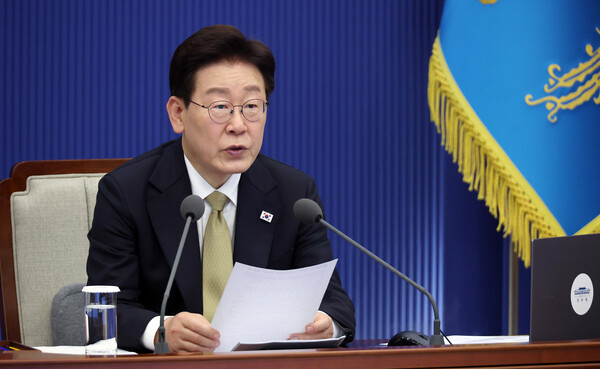 이재명 대통령이 14일 청와대에서 열린 수석보좌관회의에서 발언하고 있다. /청와대통신사진기자단, 뉴시스