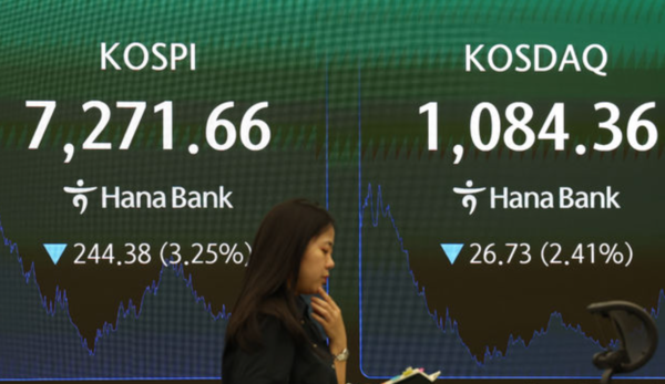 19일 오후 서울 중구 하나은행 딜링룸 전광판 /사진=뉴시스