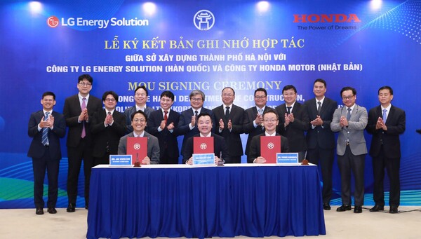 19일 LG에너지솔루션, 혼다, 하노이 시가 ‘전기 이륜차용 공공 배터리 교환 스테이션(BSS, Battery Swapping Station) 구축 협력을 위한 업무협약(MOU)’을 체결하고 기념 사진 촬영을 하고 있다. 앞 줄 왼쪽부터 LG에너지솔루션 소형전지사업부 김재권 마케팅그룹장, 베트남 하노이 시 다오 비엣 롱(DAO VIET LONG) 건설국 부국장, 혼다 카와바타(Kawabata) MPP(Mobile Power Pack) 사업부장. /LG에너지솔루션 제공