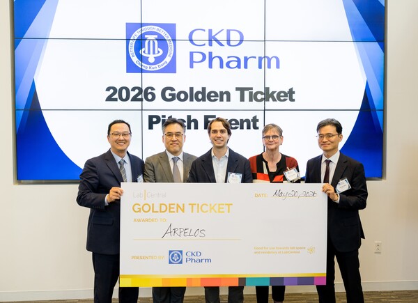 20일(현지시간) 미국 보스턴에서 열린 ‘2026 CKD Pharm Golden Ticket’ 행사에서 (오른쪽부터) 종근당 김재순 부사장과 데브라 피티(Debra Peattie) 박사, Arpelos Biosciences CTO 루시아노 산톨라니(Luciano Santollani), 종근당 김선홍 연구기획실장, CKD USA 김호원 법인장이 기념촬영을 하고 있다. /종근당 제공