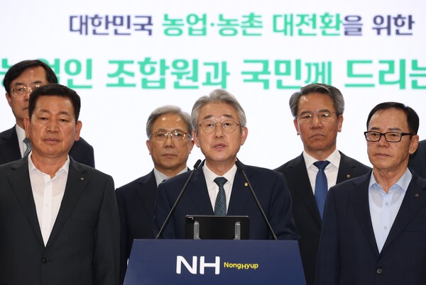 21일 서울시 중구 농협중앙회 본관에서 강호동 농협중앙회장이 농업인 조합원과 국민께 드리는 글을 발표하고 있다.