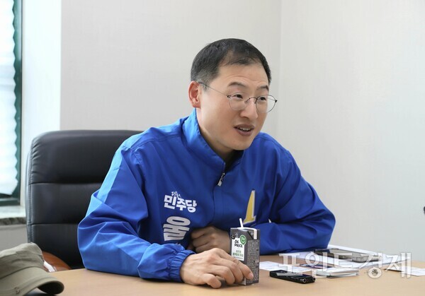 변호사 출신 전직 국회의원 더불어민주당 김상욱 울산시장 후보(46)가 최근 본지와 인터뷰를 갖고 6.3 지선 출마 심경과 각오, 주요 공약 등을 밝히고 있다. (사진=윤선영) ⓒ포인트경제