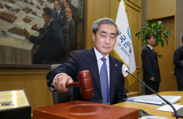 신현송 한국은행 총재가 28일 서울 중구 한국은행 본관에서 열린 금융통화위원회 본회의에서 의사봉을 두드리고 있다. /사진=뉴시스