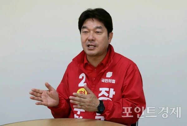 오는 6.3 지방선거에서 부산 동래구청장 재선에 도전하는 국민의힘 장준용 후보가 최근 본지와 인터뷰를 갖고 구정 성과를 비롯해 ‘명품 교육도시 동래’ 조성을 위한 비전을 밝히고 있다. (사진=윤선영) ⓒ포인트경제