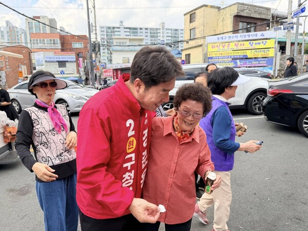 오는 6.3 지방선거에서 동래구청장 재선에 도전하는 국민의힘 장준용 후보가 지역구 인근에서 한 어르신과 반갑게 대화를 나누고 있다. /장준용 후보 페북