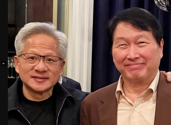 젠슨 황 엔비디아 최고경영자(CEO)와 최태원 SK그룹 회장 /SK하이닉스 제공