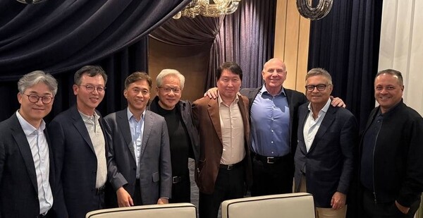 젠슨 황 엔비디아 최고경영자(CEO·왼쪽에서 네번째)와 최태원 SK그룹 회장(다섯번째) 및 양사 경영진이 지난 1일(현지시간) 회동 후 기념촬영을 하고 있는 모습 /SK하이닉스 제공