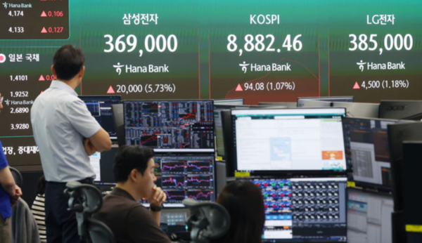 2일 오전 서울 중구 하나은행 본점 딜링룸 /사진=뉴시스