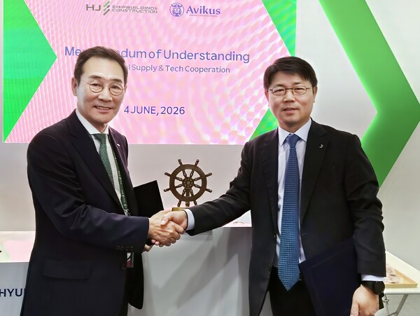 유상철 대표 HJ중공업 대표(왼쪽)와 강재호 HD현대 아비커스 대표가 지난 4일 그리스 아테네 메트로폴리탄 엑스포 센터에서 열린 포시도니아(Posidonia) 전시회장에서 자율운항 솔루션 공급 및 기술협력을 위한 양해각서(MOU)를 체결한 뒤 기념촬영을 하고 있다. /HJ중공업 