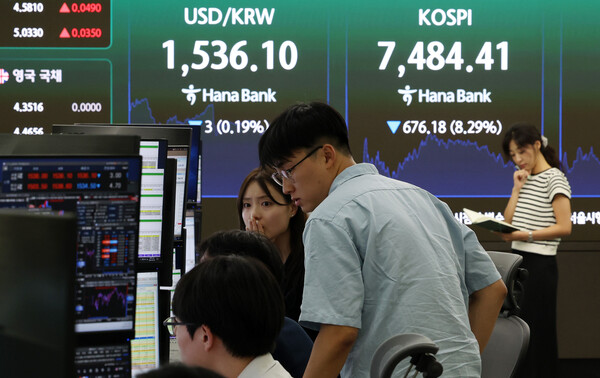 8일 오후 서울 중구 하나은행 딜링룸 전광판에 종가 표시 /사진=뉴시스
