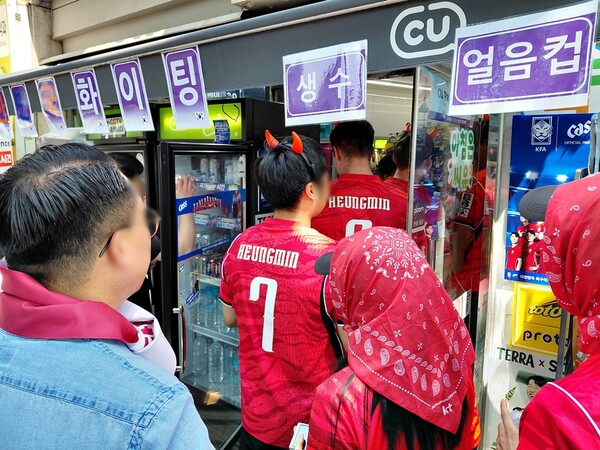 체코전이 있었던 지난 12일 사람들로 붐비고 있는 광화문의 한 CU편의점 /BGF리테일 제공