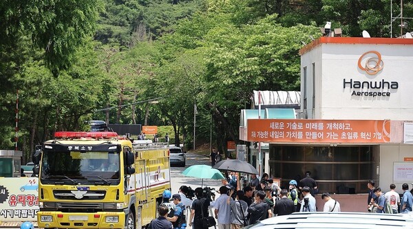 지난 1일 오전 한화에어로스페이스 대전사업장에서 폭발 사고가 나 정문 앞이 통제 중인 가운데, 소방차 한 대가 정문 밖으로 나가고 있다. /사진=연합뉴스