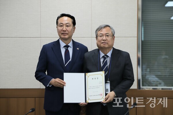 ​15일 오후 2시 부산 남구 대연6동 행정복지센터에서 ‘더 잘사는 남구 준비위원회’ 출범식이 열린 가운데 박재범 당선인이 윤성종 준비위원장에게 위촉장을 전달한 뒤 기념촬영을 하고 있다. (사진=윤선영) ⓒ포인트경제