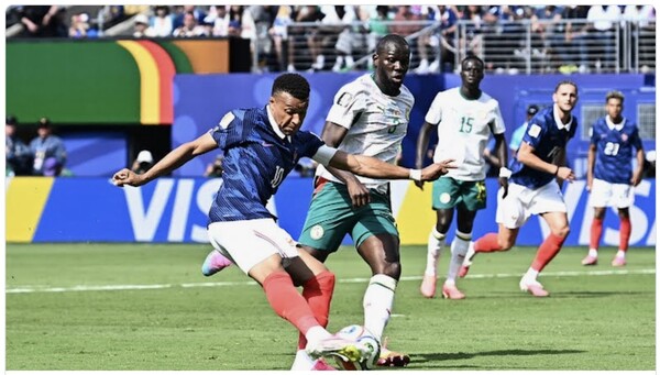 음바페가 세네갈 수비를 앞에 두고 슈팅을 시도하고 있다/FIFA 홈페이지 갈무리(포인트경제)