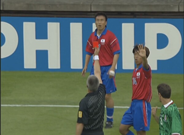 1998년 하석주 퇴장 장면. 한국은 멕시코에 1-3으로 역전패했다/FIFA 홈페이지 캡쳐(포인트경제)