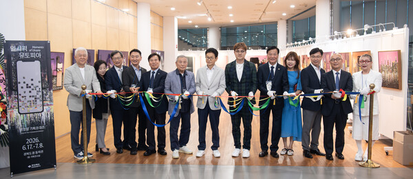 경북도는 지난 17일 경북도청 동락관 1층 기획전시실에서 광주 출신의 촉망받는 청년 미술가인 양호열 작가의 미술작품 특별초대전 개막식을 개최했다. /사진=경북도(포인트경제)