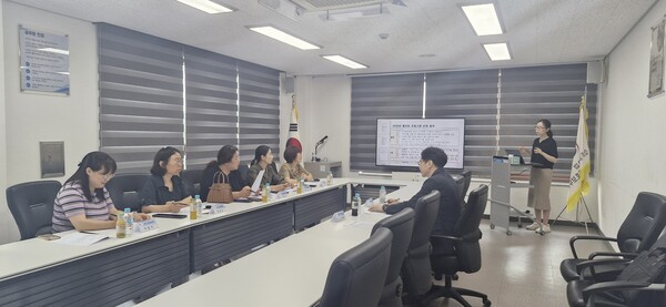 포항보호관찰소가 19일 소회의실에서 '콜코칭 전문상담사' 사전교육 및 간담회를 갖고 있다. 사진=포항보호관찰소(포인트경제)
