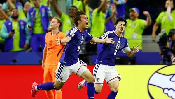 일본 선수들이 네덜란드전 동점 골 득점 후 환호하고 있다/FIFA 홈페이지 갈무리(포인트경제)