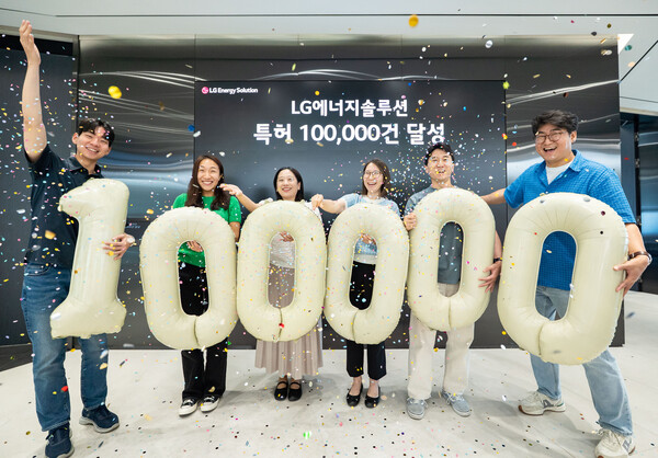 LG에너지솔루션 여의도 본사에서 직원들이 특허 10만 건 돌파 기념 촬영을 하고 있다. /LG에너지솔루션