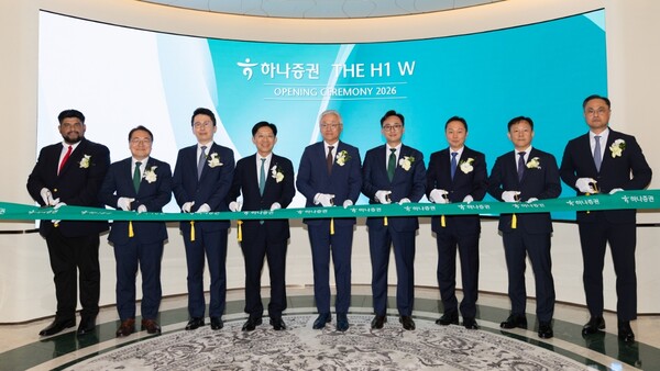 강성묵 하나증권 대표이사(왼쪽 네번째)와 김창섭 현대백화점 부사장(오른쪽 세번째)이 개점 기념 행사에 참여해 임직원, 주요 손님 등과 기념촬영하고 있다. /하나증권