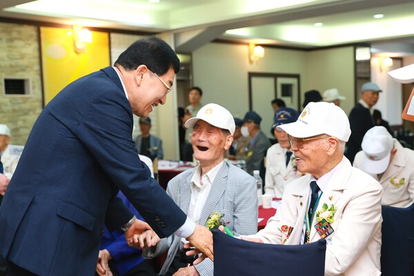 경주시는 25일 웨딩파티엘에서 '6·25전쟁 제76주년 기념식'을 열고 참전유공자의 숭고한 희생과 헌신을 기렸다. 사진=경주시청(포인트경제)