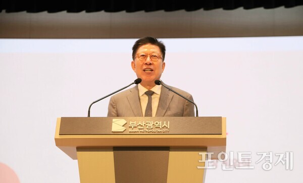 박형준 부산시장이 26일 오후 3시 시청 1층 대강당에서 열린 퇴임식에서 퇴임사를 하고 있다. (사진=윤선영) ⓒ포인트경제