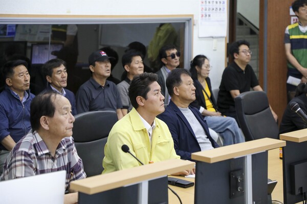  박상준 부산 강서구청장 당선인이 핵심 방재 시설인 녹산배수펌프장을 찾아 점검하고 있다. /강서구청장직 인수위