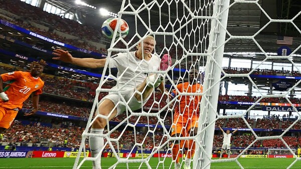 홀란드가 코트디부아르 문전에서 득점 기회를 노리고 있다/FIFA 홈페이지 갈무리(포인트경제)