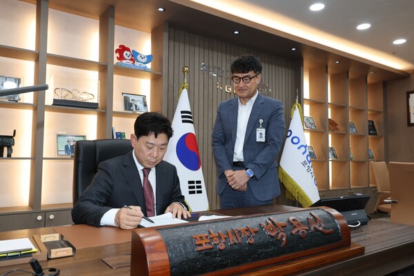 박용선 포항시장이 취임 첫날 집무실에서 민선9기 제1호 결재 '포항 지역 상생위원회 설치 운영 계획'을 시작으로 본격적인 시정 행보에 돌입했다. 사진=포항시청(포인트경제)