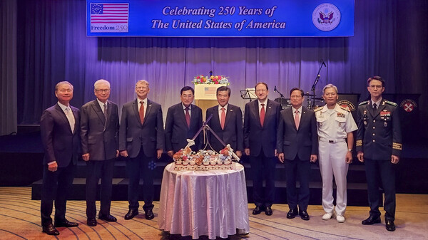 주낙영 경주시장(왼쪽 네 번째)이 미국 독립기념일 250주년 기념 리셉션에서 제임스 R. 헬러 주한미국대사관 대사대리(오른쪽 네 번째), 듀이 무어 주한미국영사관 부산 수석영사(왼쪽 세 번째), 박수영 국회의원(오른쪽 세 번째), 제임스 김 주한미국상공회의소 회장(가운데) 등 주요 인사들과 기념촬영을 하고 있다. 사진=경주시청(포인트경제)