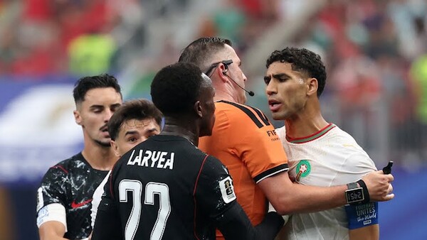 전반 치열한 신경전이 펼쳐지고 있다/FIFA 홈페이지 갈무리(포인트경제)