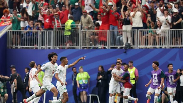 모로코가 선제골을 터뜨린 뒤 기쁨을 나누고 있다/FIFA 홈페이지 갈무리(포인트경제)