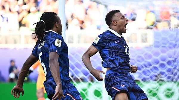 음바페가 후반 페널티킥을 성공시킨 뒤 포효하며 기뻐하고 있다/FIFA 홈페이지 갈무리(포인트경제)