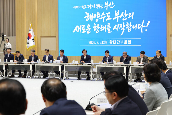 전재수 부산시장이 ​6일 오전 시청 대회의실에서 민선 9기 출범 후 첫 확대간부회의를 주재하고 있다. /부산시청