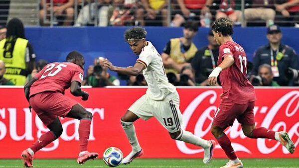 스페인 선수가 포르투갈 수비진을 돌파하고 있다/FIFA 홈페이지 갈무리(포인트경제)