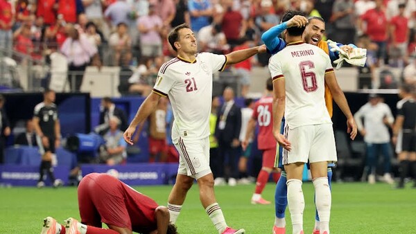스페인 선수들이 극적인 결승골 직후 기쁨을 나누고 있다/FIFA 홈페이지 갈무리(포인트경제)