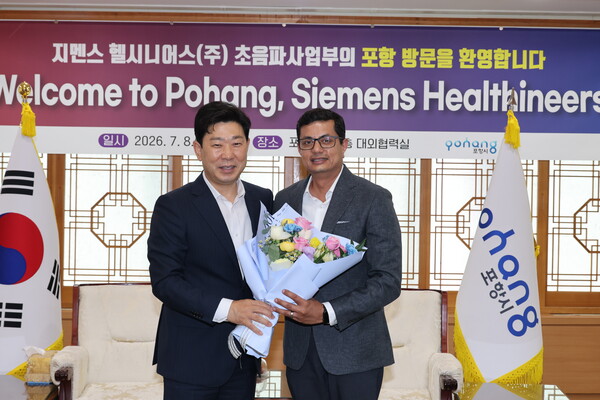 포항을 방문한 샤우랍 파가리아(Sourabh Pagaria) 지멘스 헬시니어스㈜ 초음파사업부 대표(우)와 박용선 포항시장(좌)이 시청 대외협력실에서 기념촬영을 하고 있다. 사진=포항시청(포인트경제)