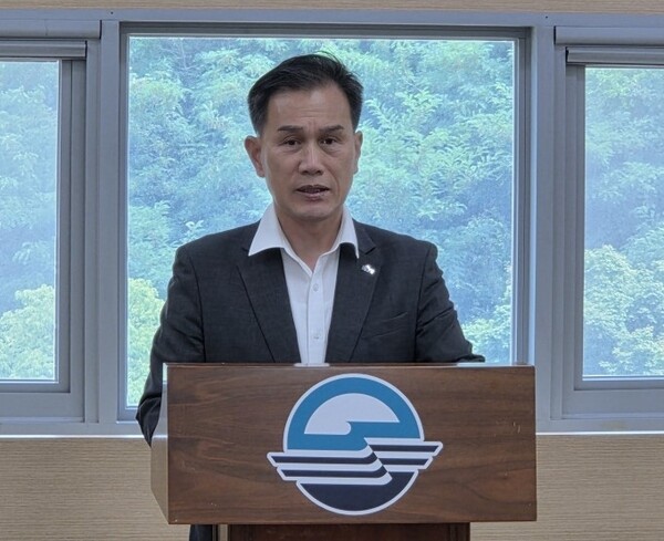 정국정 더불어민주당 경남도당 부위원장이 8일 경남 사천시청 브리핑룸에서 기자회견을 열고 있다./사진=사천시