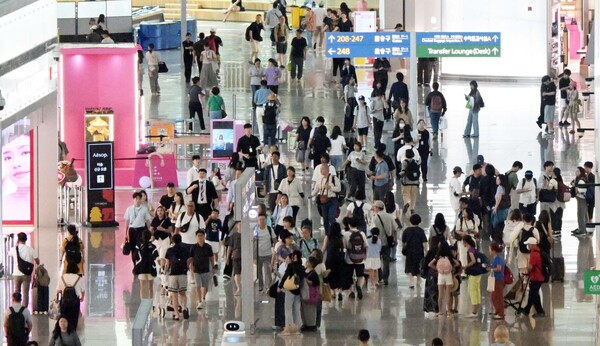 지난 7일 인천국제공항 2터미널 면세구역이 여행객들로 붐비고 있다. /뉴시스