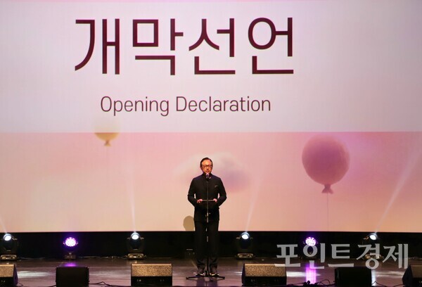 오치훈 부산국제어린이청소년영화제 이사장이 지난 8일 영화의전당 하늘연극장에서 펼쳐진 개막식에서 개막을 선언하고 있다. (사진=윤선영) ⓒ포인트경제