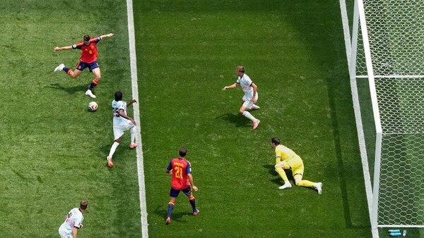 파비안 루이스가 벨기에 골문 앞에서 스페인의 선제골을 터뜨리고 있다/FIFA 홈페이지 갈무리(포인트경제))
