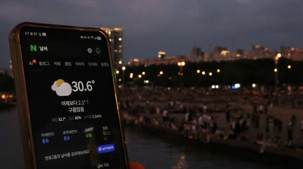 폭염과 열대야가 이어지고 있는 지난 12일 오후 서울 서초구 반포한강공원에서 검색한 날씨가 30도를 넘기고 있다. /뉴시스